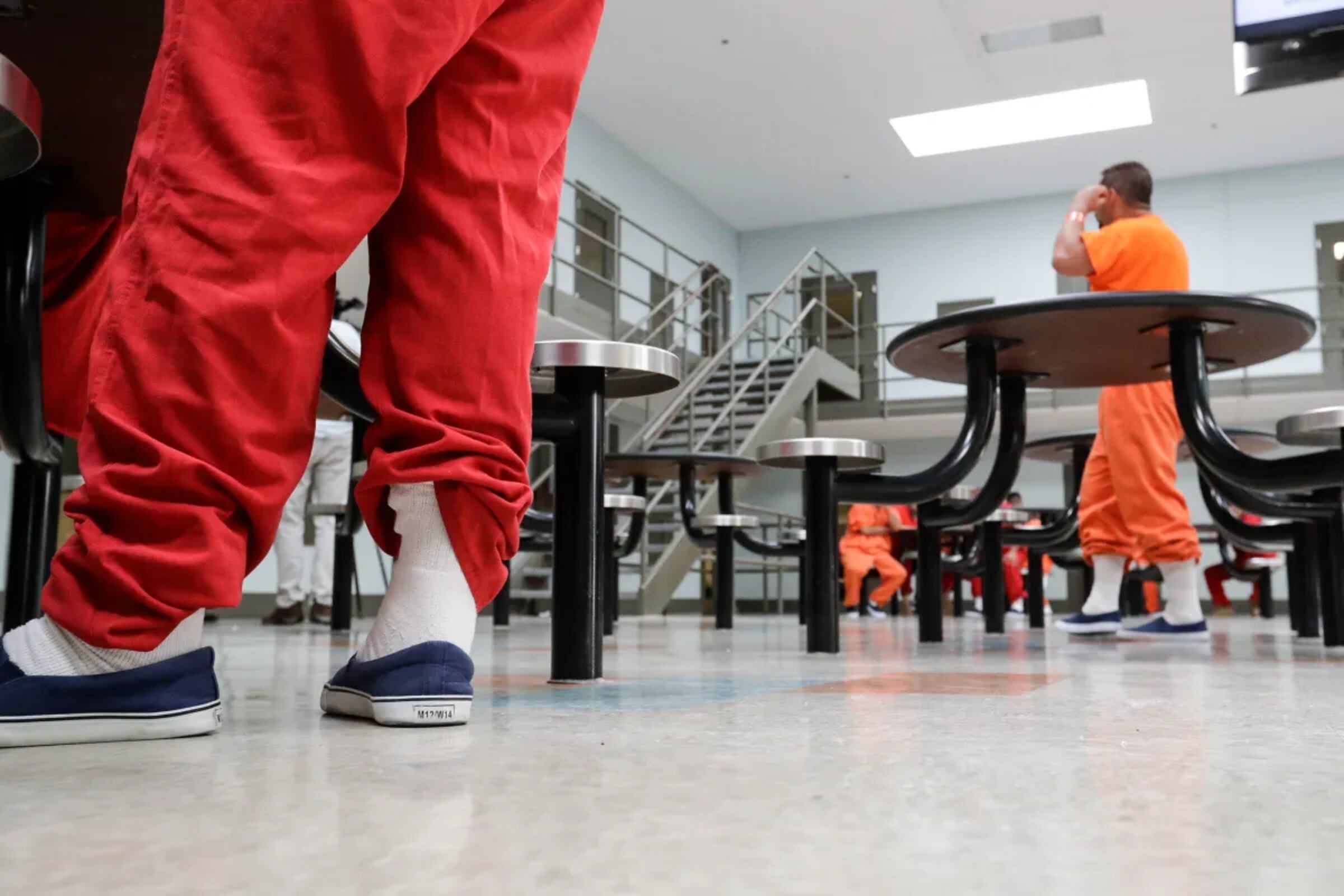 Migrantes detenidos por ICE denuncian condiciones inhumanas, incluyendo comida en mal estado, porciones insuficientes y retrasos en la entrega de alimentos en centros de detención en EE. UU. (Foto: AP)