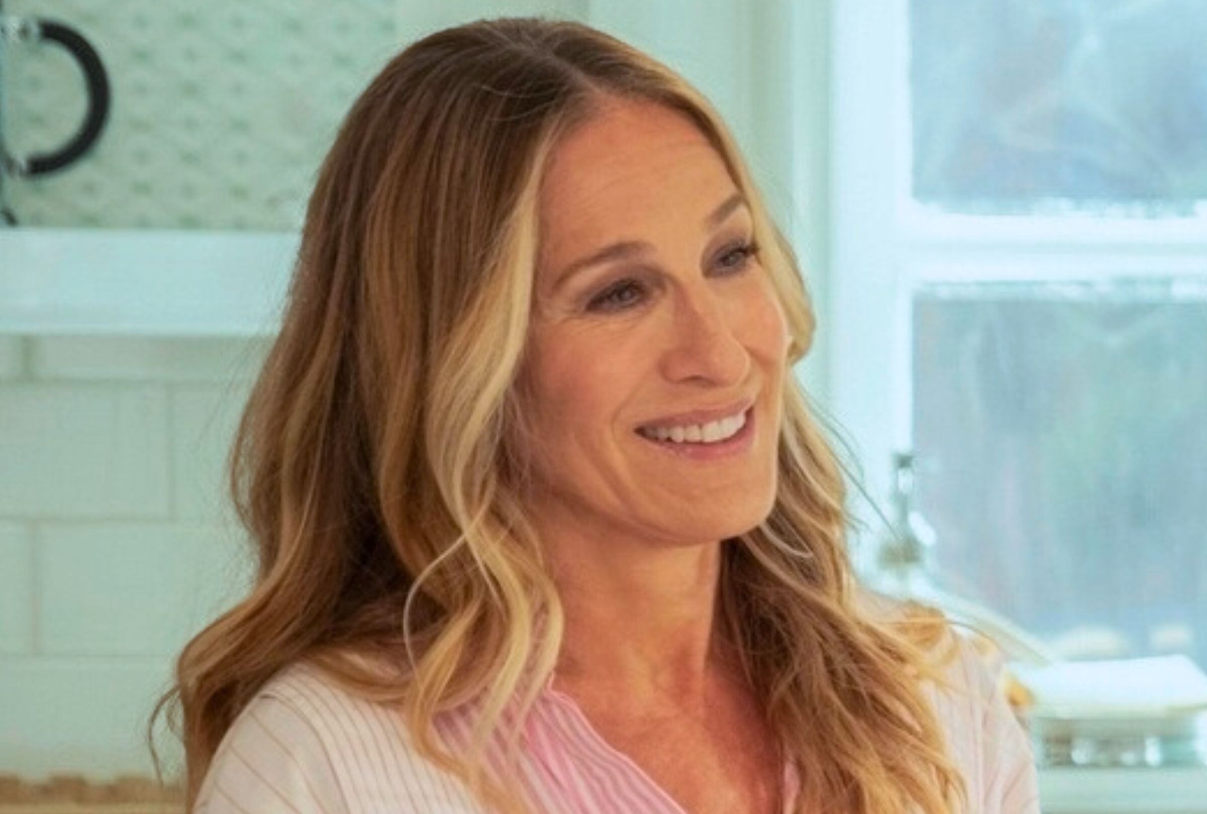 Tal como en "Sex and the City", la actriz estadounidense Sarah Jessica Parker interpreta a Carrie Bradshaw a lo largo de la serie “And Just Like That...”. Aquí, en una escena de la temporada 3 (Foto: HBO)