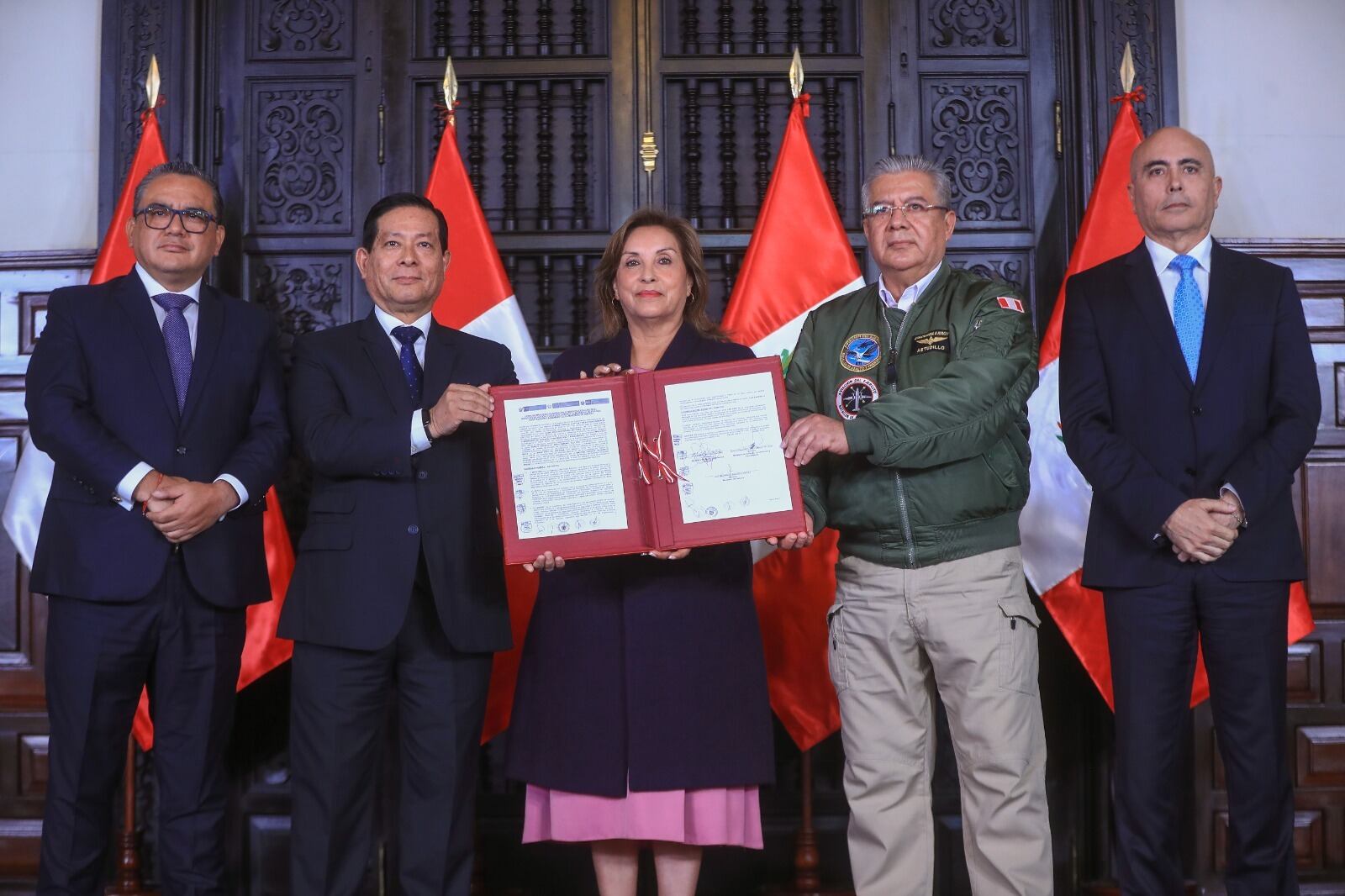 Dina Boluarte lidera firma de convenio para la construcción del nuevo penal El Frontón. (Foto: Presidencia del Perú)