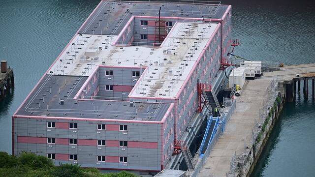 La barcaza de alojamiento Bibby Stockholm permanece amarrada al muelle del puerto de Portland, en la costa suroeste de Inglaterra, el 8 de agosto de 2023. (Foto de Ben Stansall / AFP).