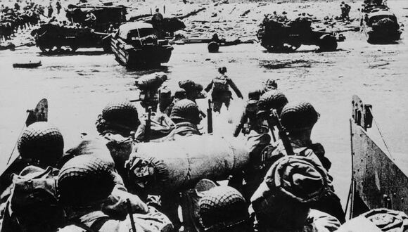 Fotografía tomada en junio de 1944 en Normandía que muestra a las fuerzas aliadas en la playa durante su desembarco. (Foto de Archivos Nacionales de EE. UU./AFP).