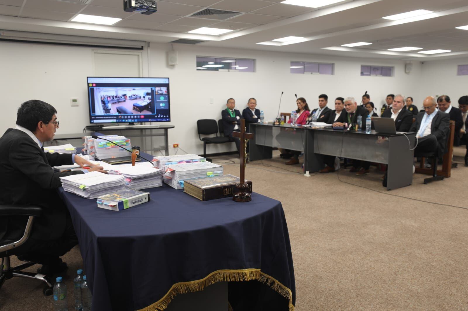 Los cuatro investigados escucharon la resolución en la sala de audiencias, acompañados por sus abogados. Foto: Poder Judicial
