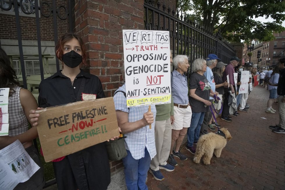 Estudiantes de Harvard protestan las intervenciones militares israelíes en Gaza.
