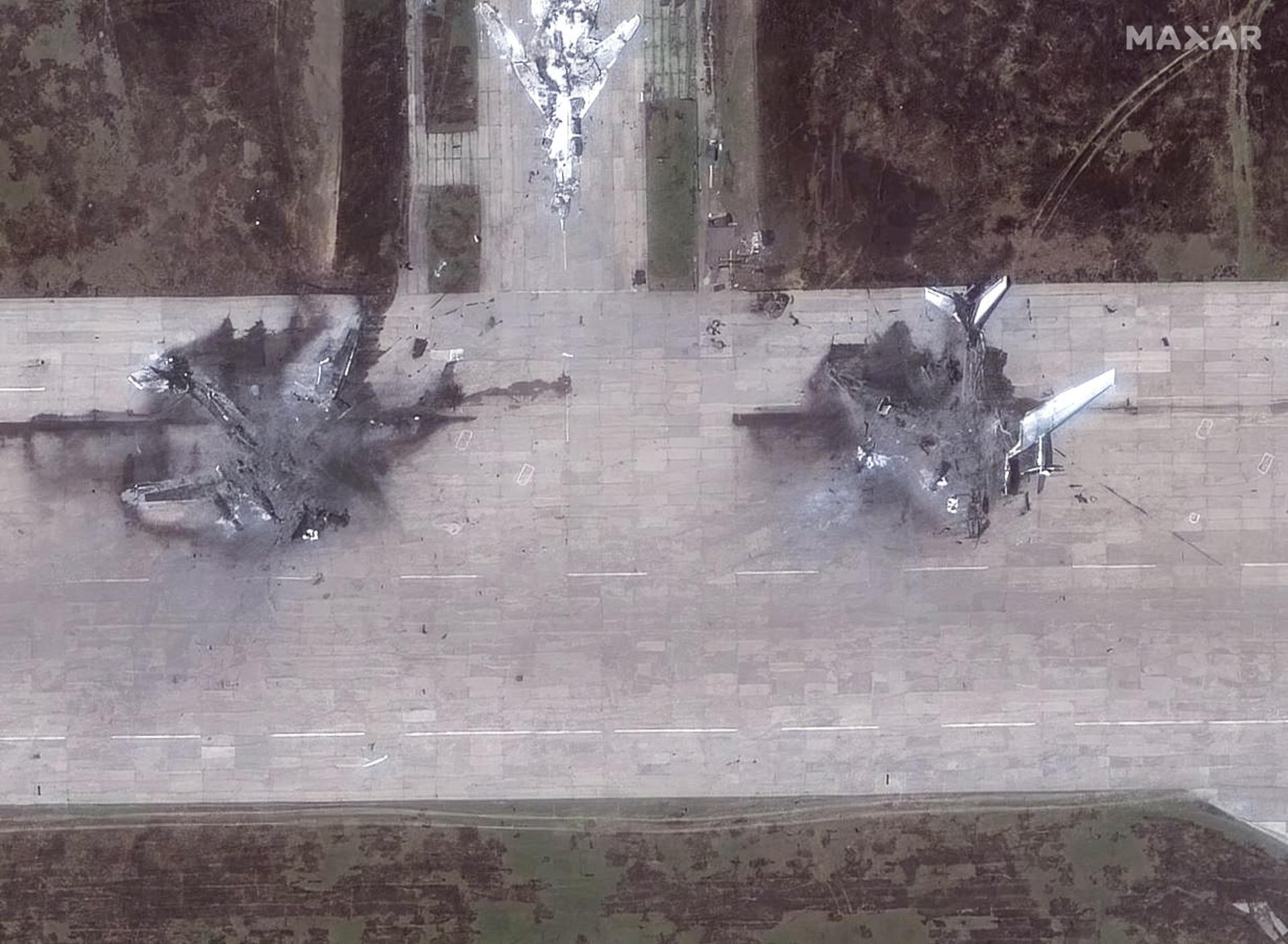 Una imagen satelital facilitada por Maxar Technologies muestra aviones Tupolev Tu-95 destruidos en la base aérea de Belaya, Rusia, el 4 de junio de 2025. (EFE).