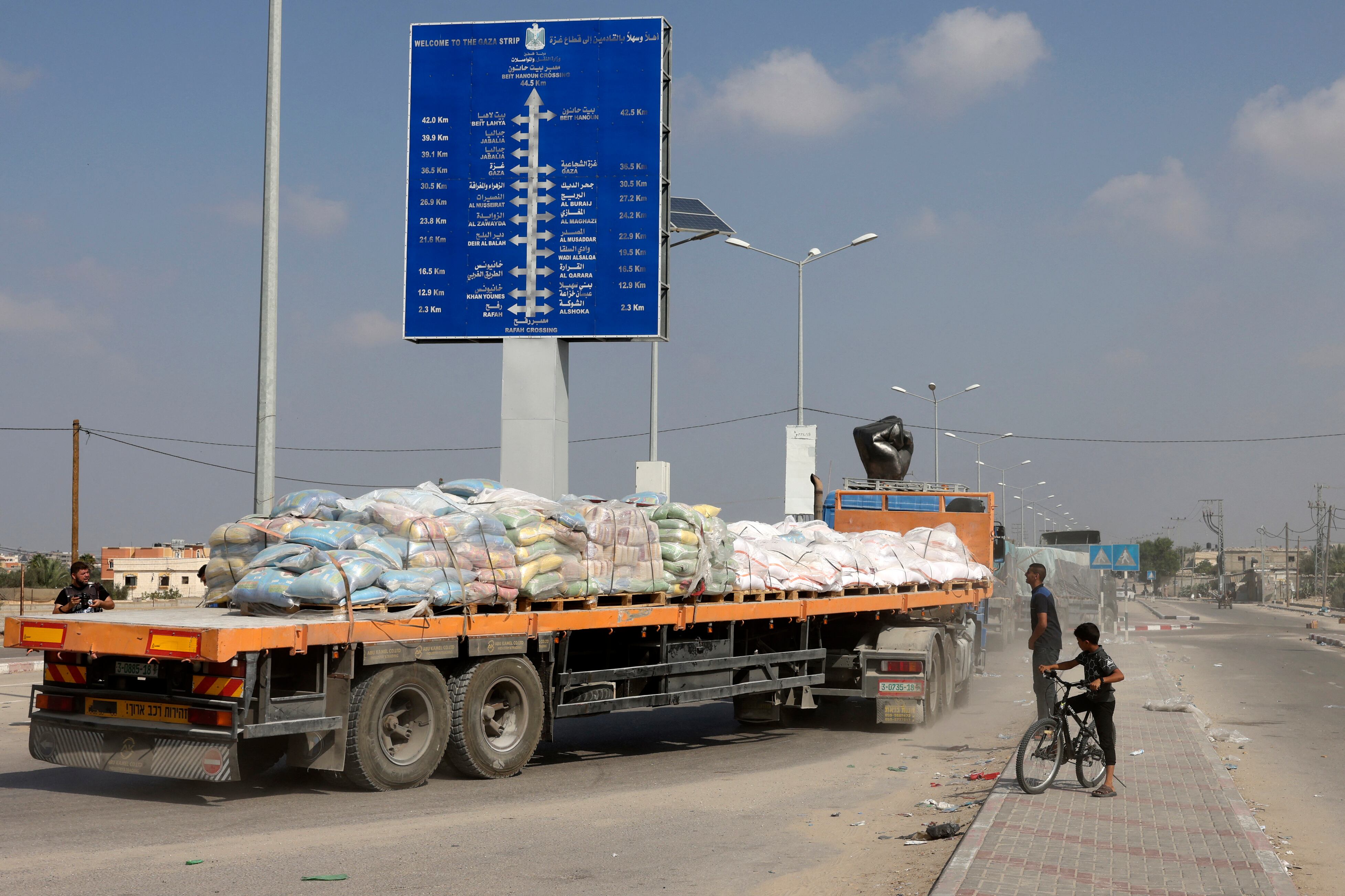 Un camión que transporta ayuda humanitaria ingresa al sur de la Franja de Gaza desde Egipto a través del cruce fronterizo de Rafah el 2 de noviembre de 2023, mientras continúan las batallas entre Israel y el movimiento palestino Hamás. (Foto de MOHAMMED ABED / AFP)
