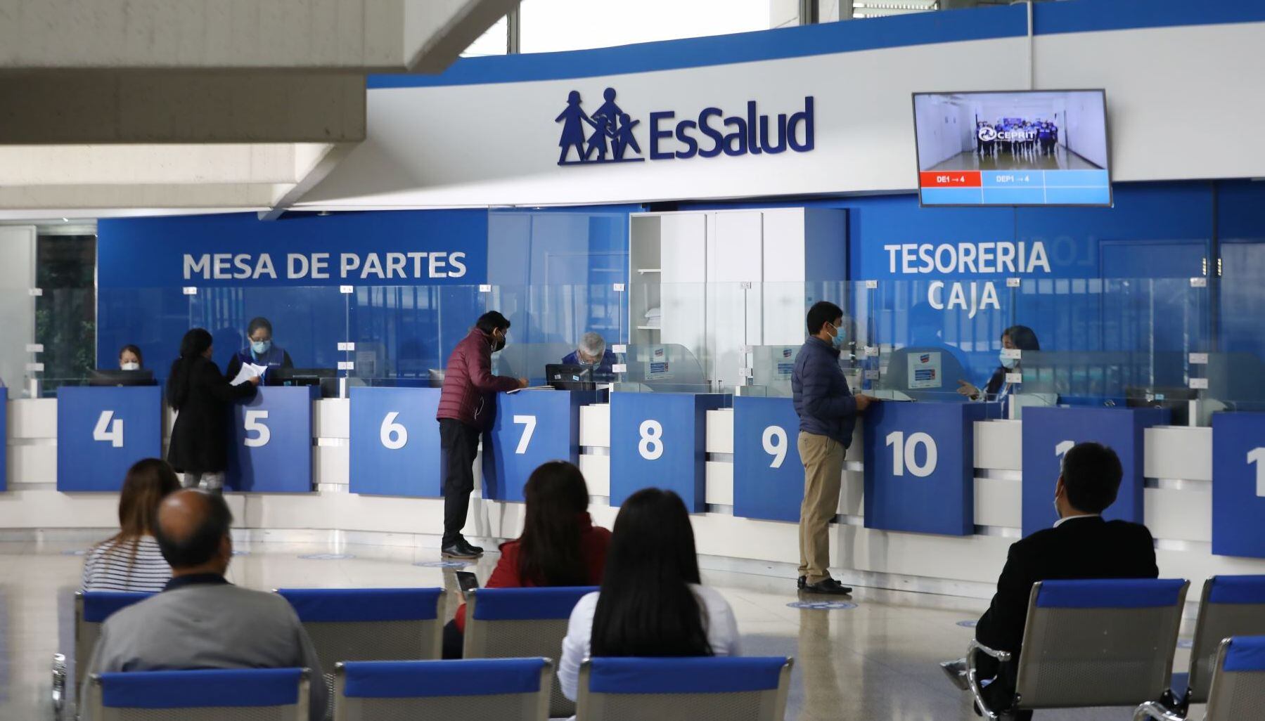 EsSalud presenta medidas para reducir los tiempos de espera en consultas y cirugías.