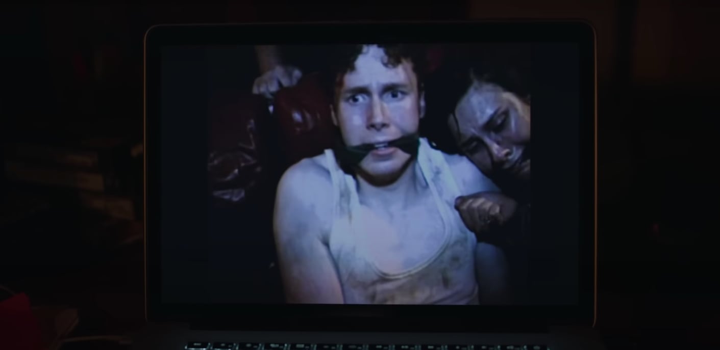 Pia descubre que los VCR de Janet contenían la prueba de sus crímenes en "Black Mirror" (Foto: Netflix)