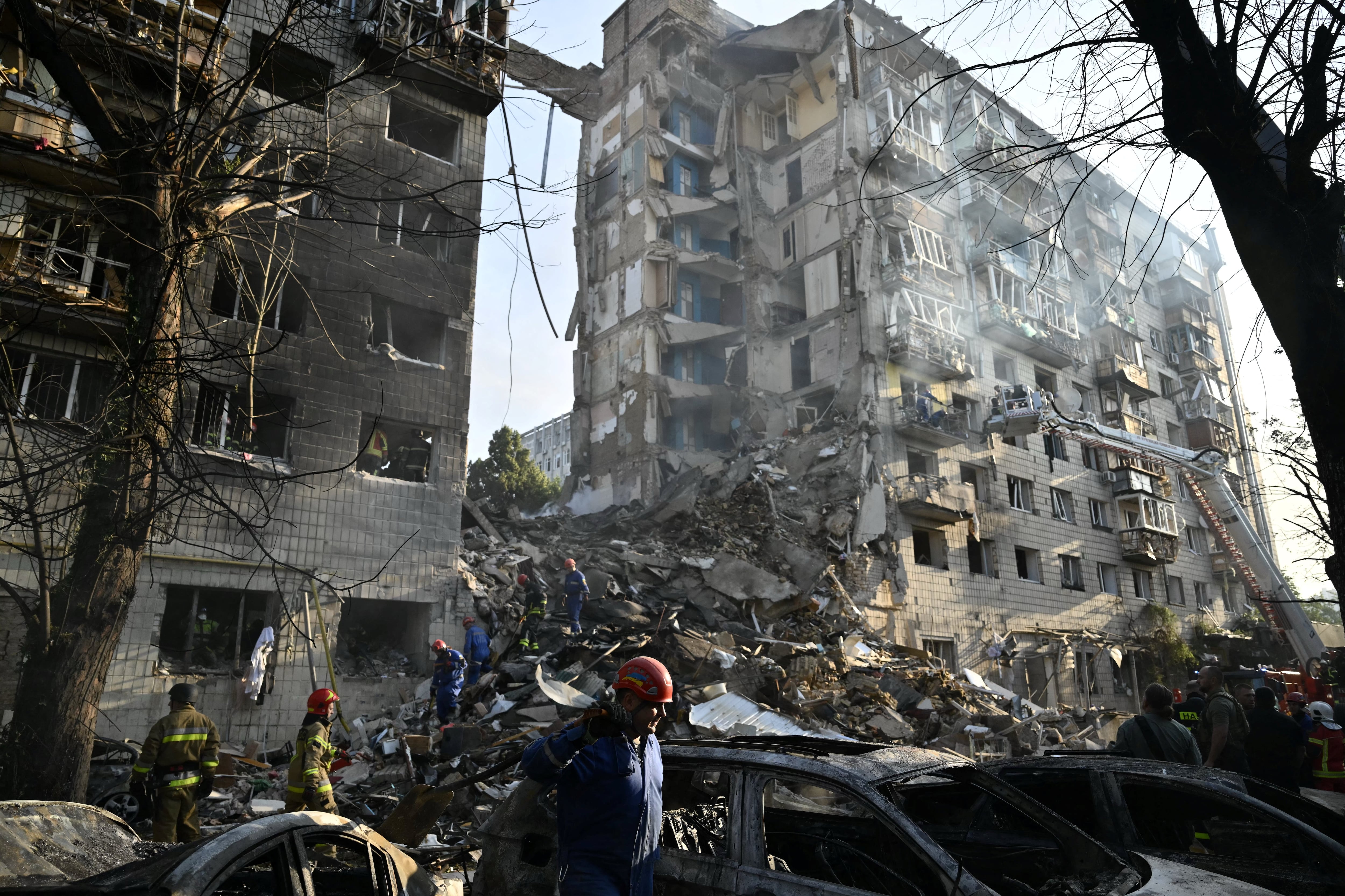 Rescatistas de Ucrania realizan labores de búsqueda y rescate en un edificio residencial gravemente dañado tras el ataque con misiles rusos en Kiev el 17 de junio de 2025. (Foto de Genya SAVILOV / AFP).