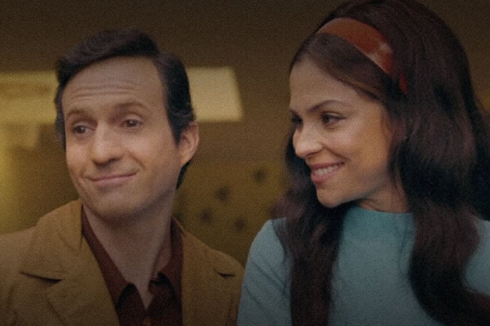 Pablo Cruz Guerrero y Paulina Dávila como Roberto Gómez Bolaños y Graciela Fernández. (Foto: Max/ Captura de pantalla)