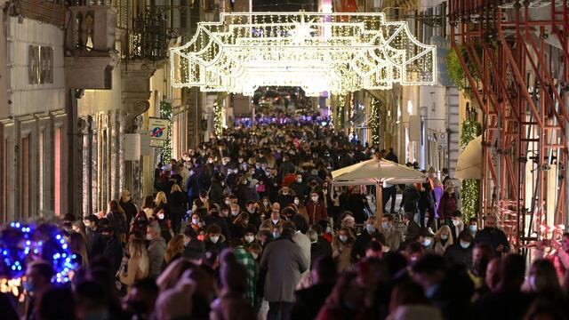 Coronavirus: Italia evalúa restricciones para Navidad tras las multitudes en las calles 