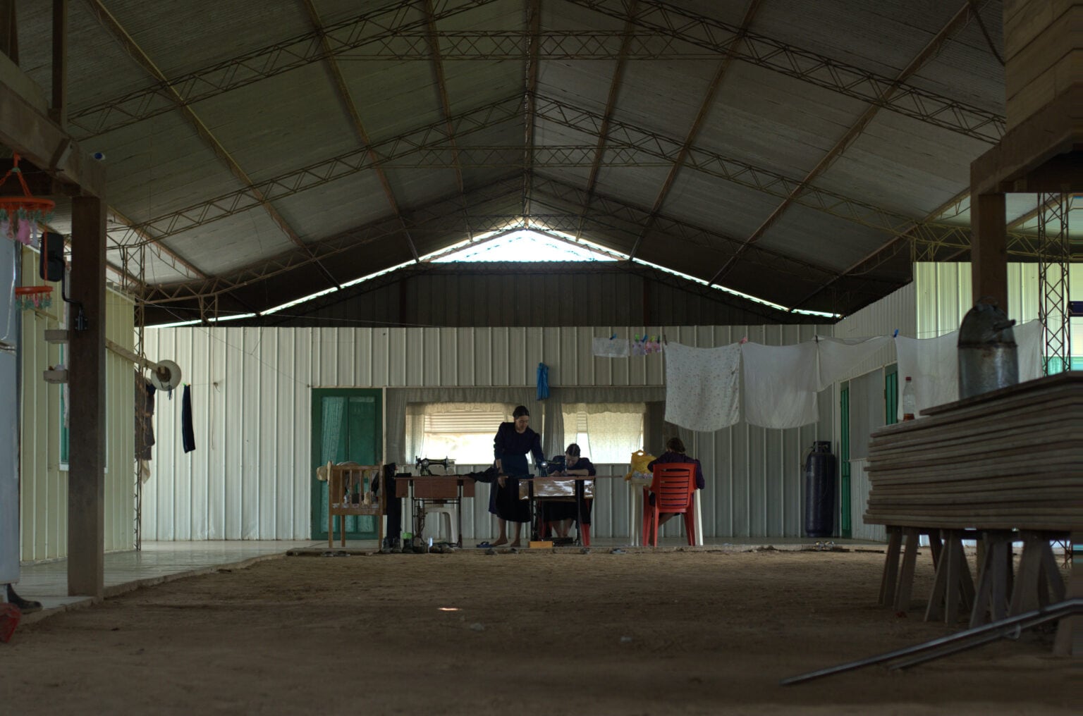 Mujeres menonitas de Wanderland realizan trabajos en máquinas de coser dentro de la casa de Bernardo Frieseng, líder de la colonia. (Foto: Macoy Zapata/Mongabay Latam)