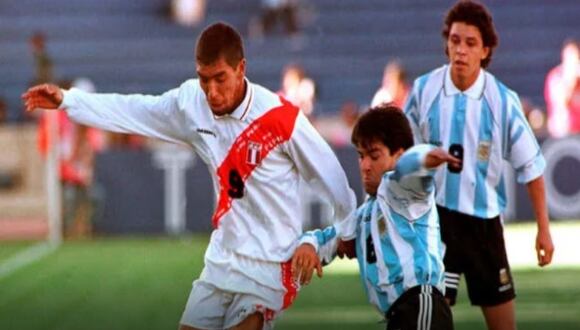 Con Miguel Rebosio en la defensa, Waldir Sáenz en el ataque y con gol del ‘Diablo’ Carazas: así fue el último triunfo de Perú ante Argentina. (Foto: AFP)