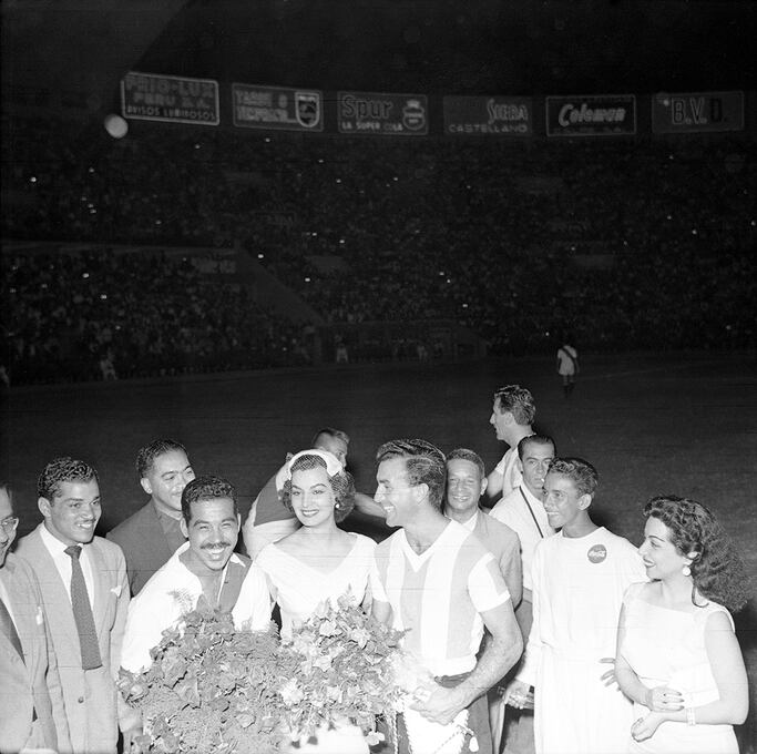 Antes del inicio del partido, la actriz mexicana Elsa Aguirre apareció en el gramado del coloso limeño acompañada por los capitanes de ambos equipos. (Foto: GEC Archivo Histórico)