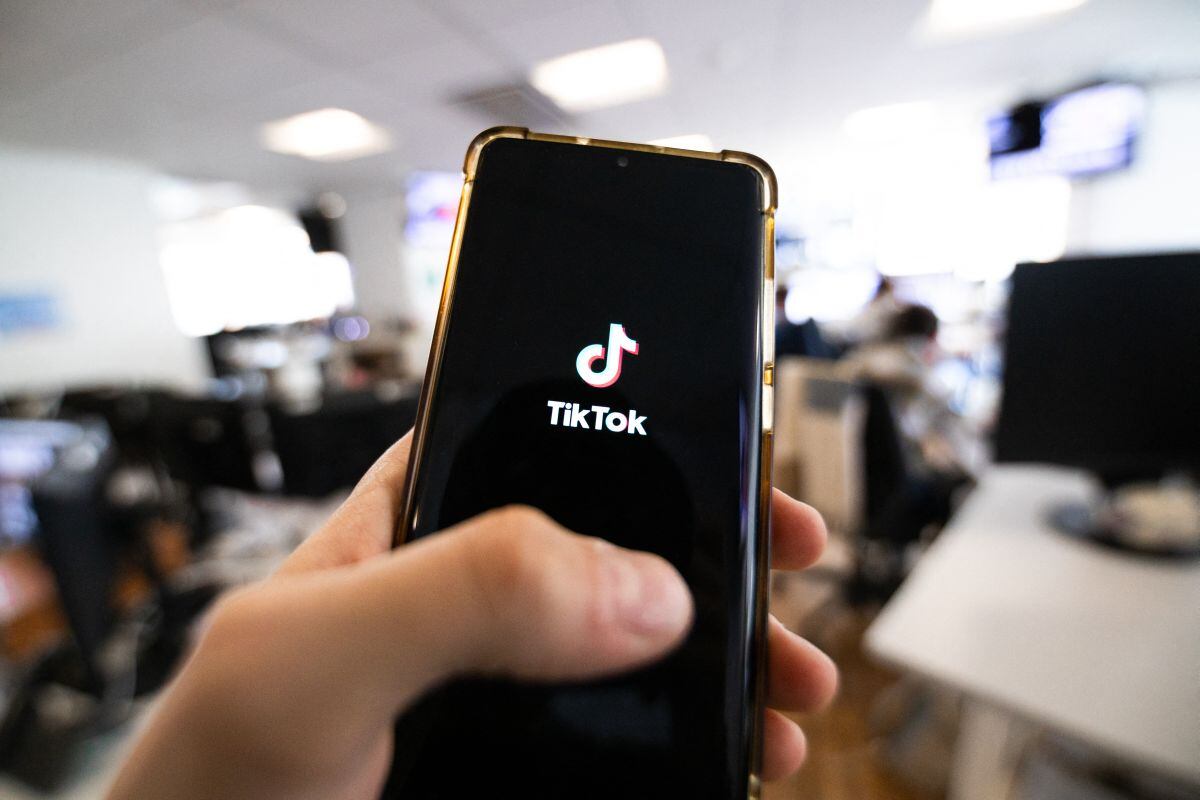Unión Europea amenaza a TikTok con suspender su programa que paga a los usuarios por ver videos.