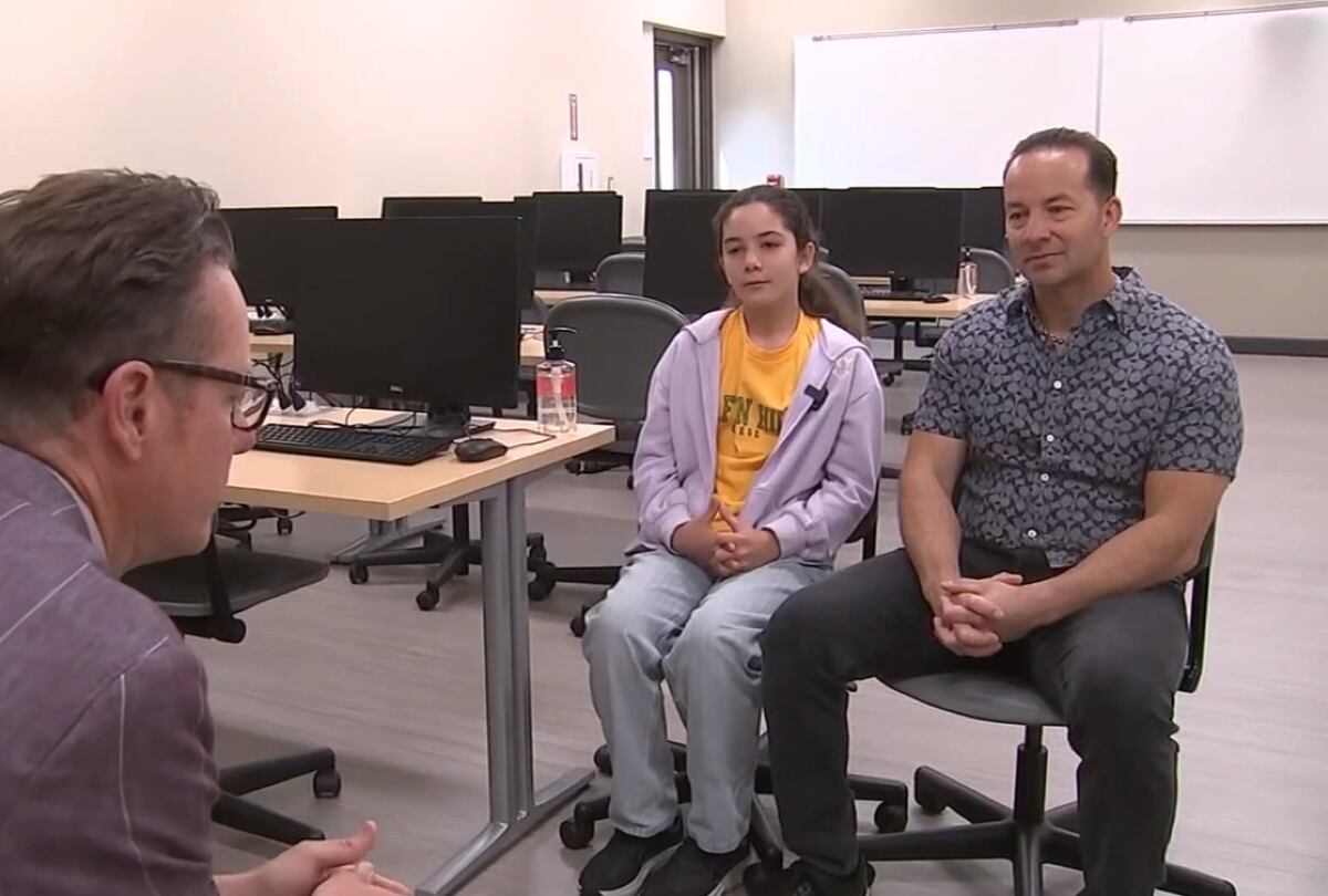 Su padre, Rafael Perales, comenzó a educar a Alisa en casa cuando ella tenía solo un año. | Crédito: YouTube KENS 5