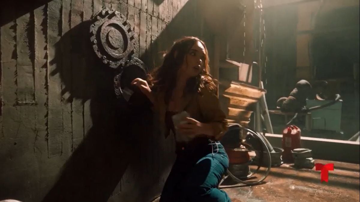 En "La jefa", el momento en el que la protagonista saca fajos de billetes de una caja fuerte (Foto: Telemundo)