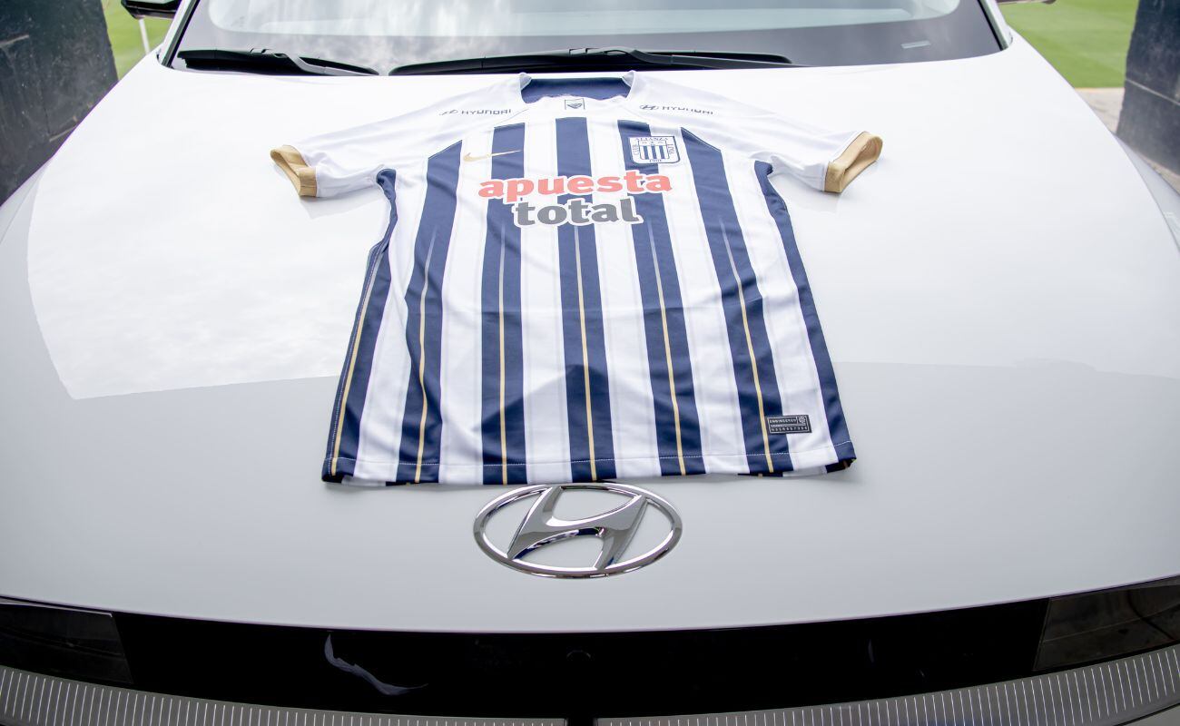 Camiseta de Alianza Lima sobre el capó del Hyundai Ioniq, un vehículo 100% eléctrico. (Foto: Hyundai)