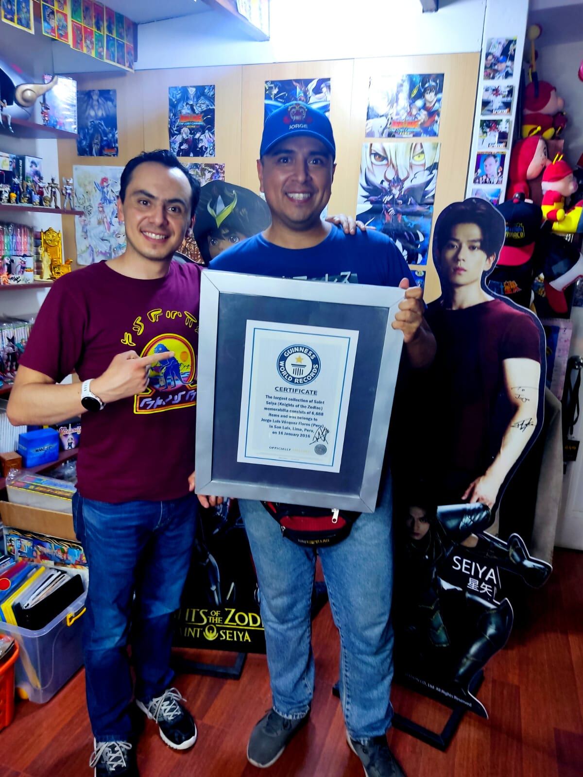 Carlo Vásquez y el peruano con la colección más grande del mundo de "Saint Seiya".