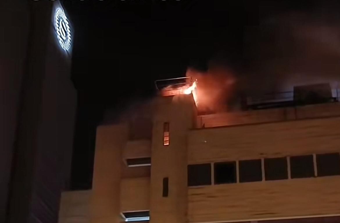 Incendio a espaldas de Real Plaza Centro Cívico: bomberos intervienen para sofocar el fuego. (Foto: Captura de video)