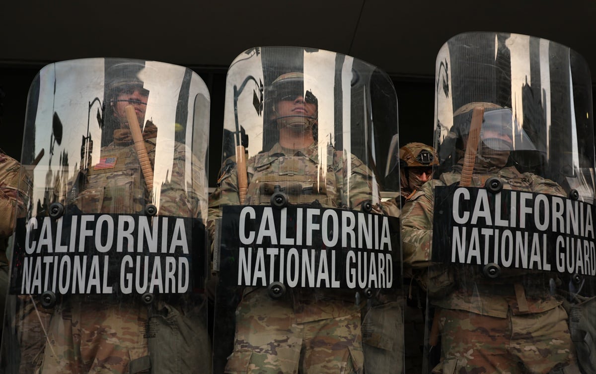 La Guardia Nacional de California se encuentra en las escaleras del Edificio Federal después de días de protestas en Los Ángeles, el 10 de junio de 2025. (Foto de Patrick T. Fallon / AFP)
