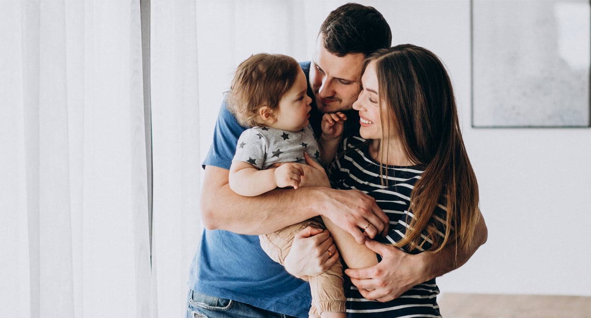 Para que el refuerzo sea efectivo, debe ser aplicado inmediatamente después de la conducta deseada. Los niños, especialmente los más pequeños, pueden no entender la relación entre su comportamiento y el refuerzo si hay un retraso significativo.