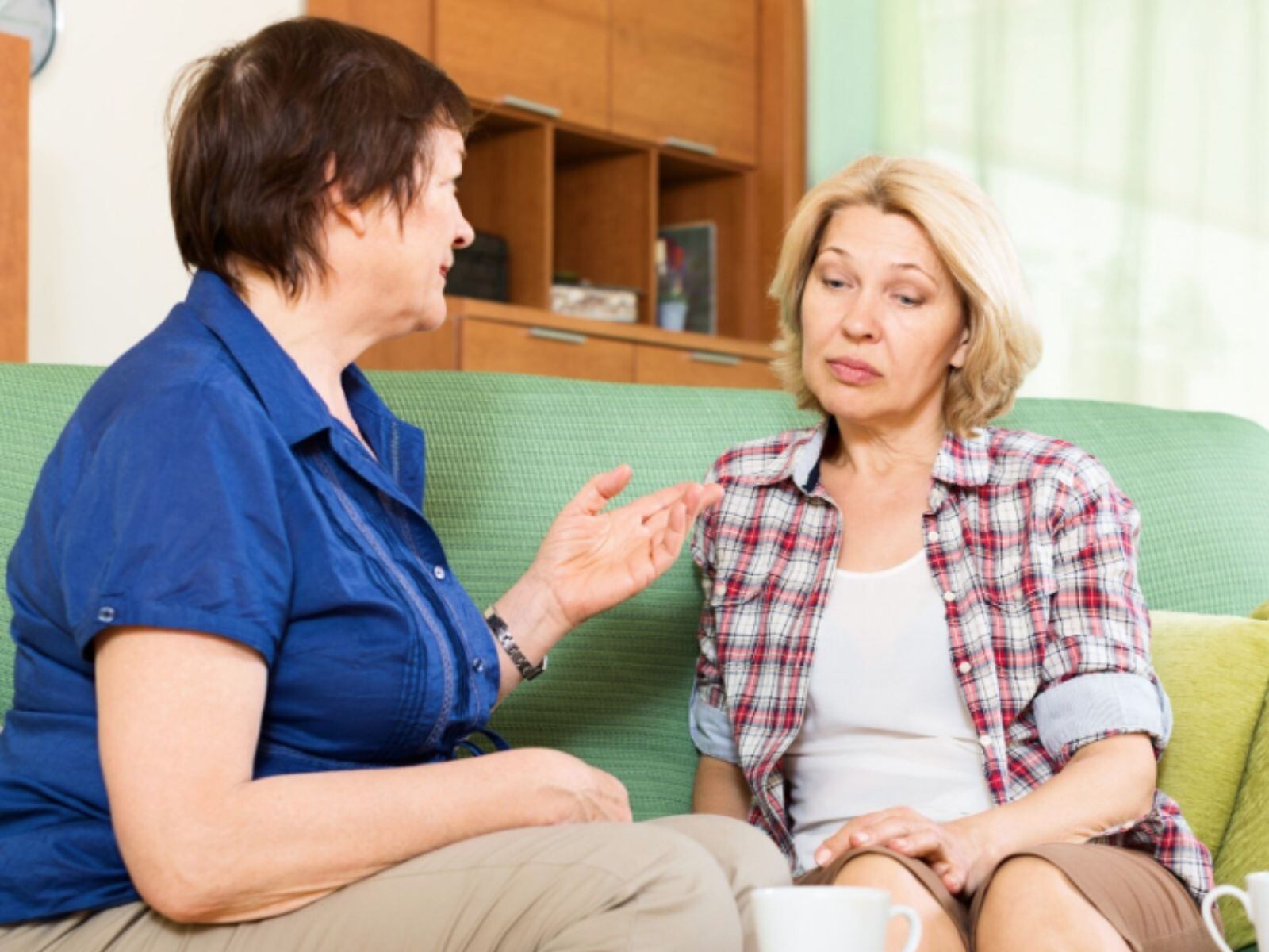 Evadir la mirada durante una charla sería una muestra de incomodidad social. (Crédito: Freepik)
