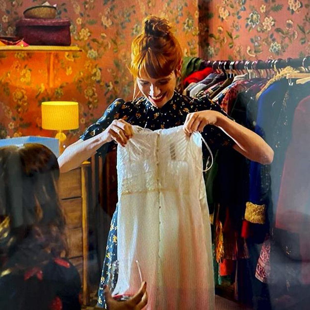 Valeria mostrando el vestido de novia que usó hace varios años (Foto: Netflix)