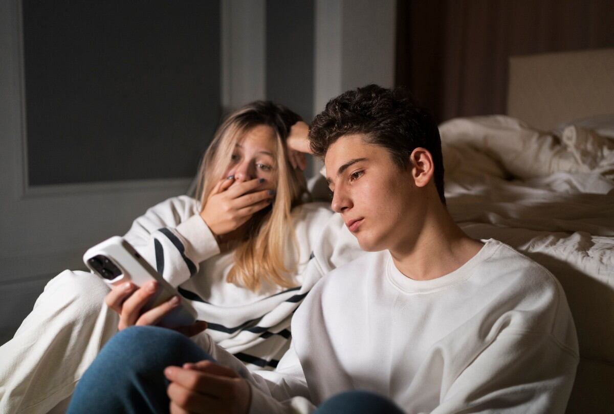 Aunque parezca una solución para mantener la estabilidad, a largo plazo afecta la autoestima y la salud emocional. | Crédito: Freepik