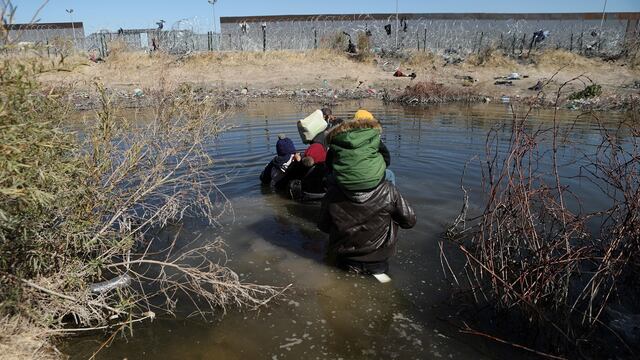Dos menores y seis adultos fueron rescatados en el río Bravo por agentes mexicanos