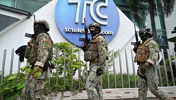 Soldados de Ecuador patrullan afuera de las instalaciones del canal de TC Televisión en Guayaquil. (Foto de MARCOS PIN/AFP).