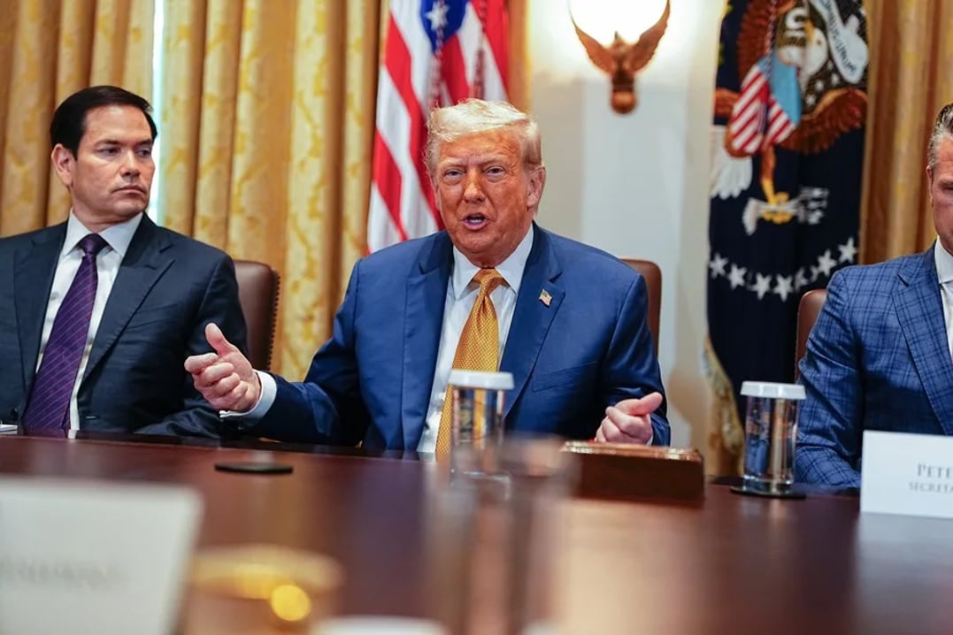 El presidente de Estados Unidos, Donald Trump, habla durante una reunión de su gabinete, el pasado 8 de julio de 2025, donde la prensa le preguntó por Jeffrey Epstein. EFE/Aaron Schwartz/Pool
