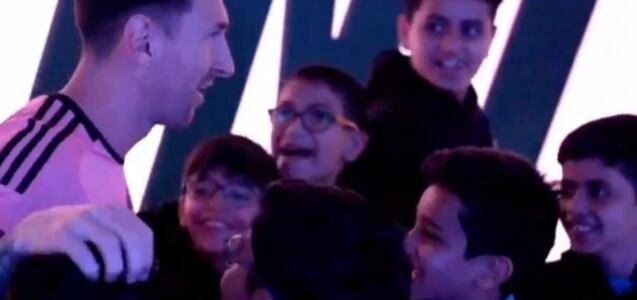 La emoción de niños árabes al ver a Lionel Messi antes de salir a la cancha