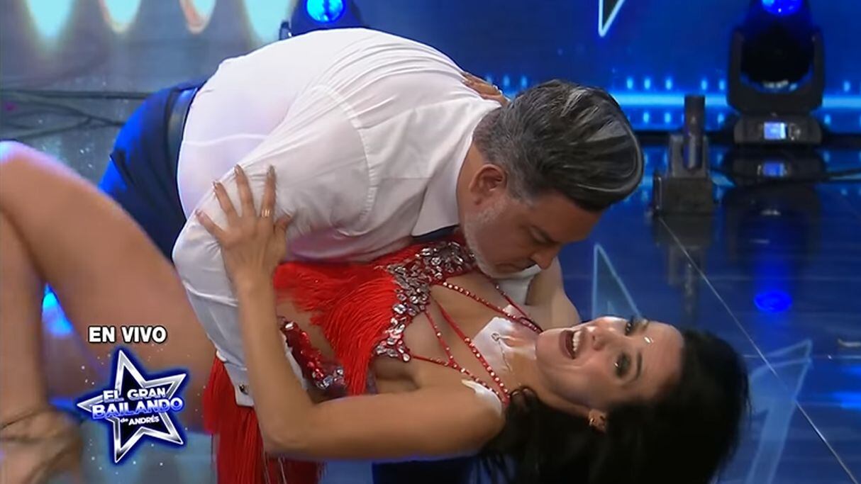 Andrés Hurtado casi hace caer a Rosángela Espinoza mientras bailaban bachata. (Foto: Captura)