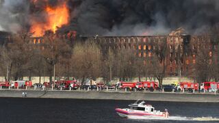 Un gigantesco incendio arrasa histórica fábrica del siglo XIX en San Petersburgo