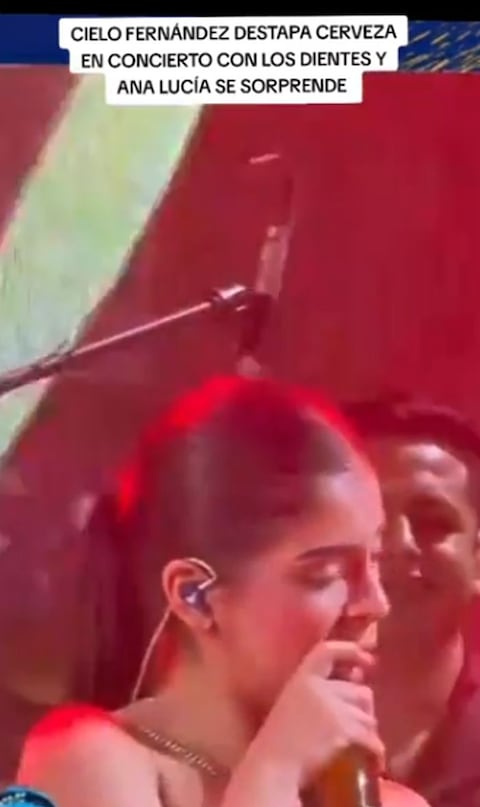 Cantante de Corazón Serrano sorprende al abrir una cerveza con la boca durante concierto. (Foto: Captura de video)