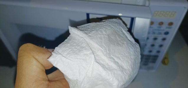 El sencillo truco para cocer una sola papa en el microondas