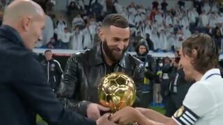 Karim Benzema presentó el Balón de Oro en el Santiago Bernabéu