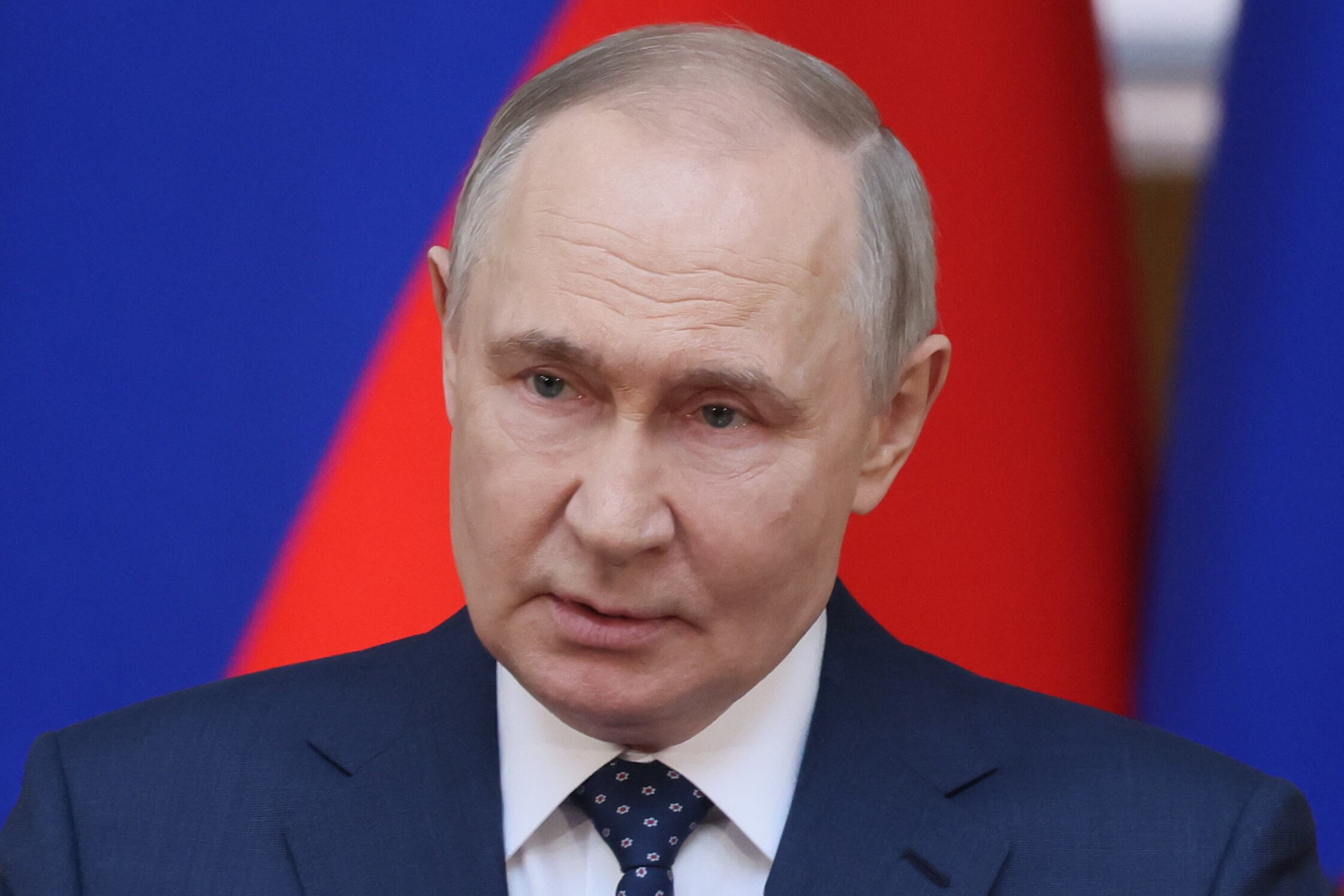 El presidente de Rusia, Vladimir Putin, pronuncia un discurso durante una reunión del Consejo de Legisladores en San Petersburgo el 28 de abril de 2025. (Foto: Mikhail METZEL / AFP).