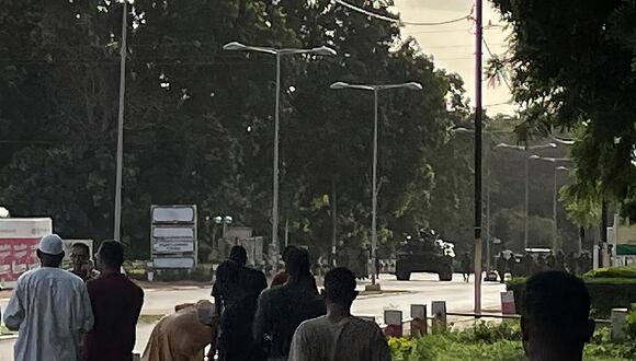 Un vehículo blindado del ejército de Níger se ve frente a la oficina del presidente mientras los partidarios del presidente de Níger, Mohamed Bazoum, se reúnen en una muestra de apoyo en Niamey el 26 de julio de 2023. (Foto de AFP)