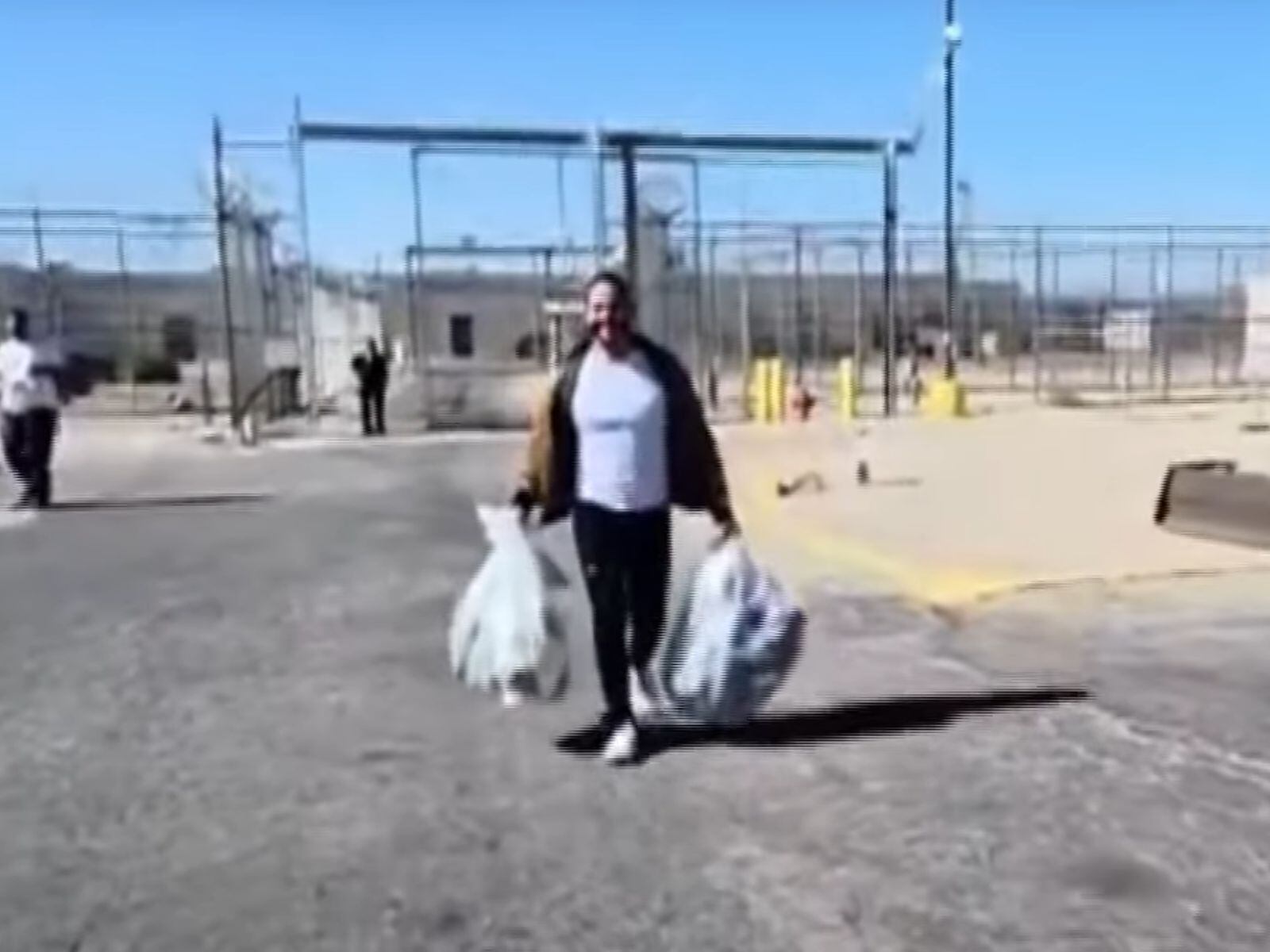 El momento exacto que Manuel Gonzáles sale libre y se dirige a abrazar a Roberto, quien lo ayudó en este proceso. (Crédito: Univision Los Angeles / YouTube)