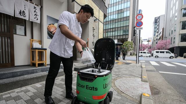 ¿El futuro del delivery? Uber Eats empieza repartos con robots en Tokio