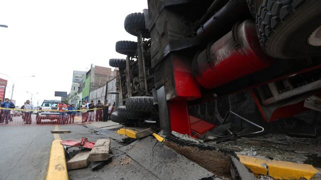 Enorme grúa cayó sobre almacén en Cercado de Lima