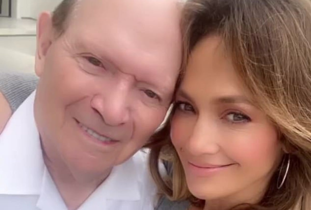 El año pasado, Jennifer Lopez compartió una rara foto con su papá en el Día del Padre. "¡Feliz Día del Padre al mejor papá del mundo!", escribió junto a la foto. (Foto: Instagram @jlo)