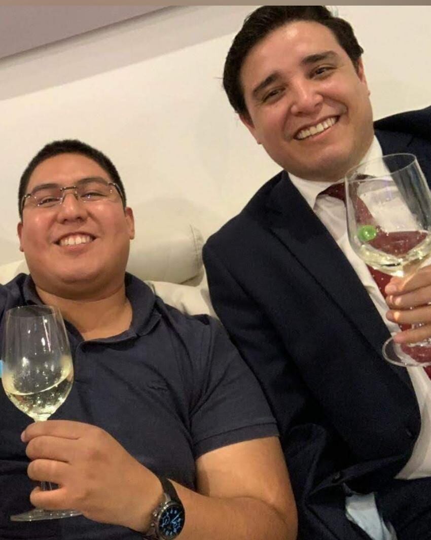 Christian Rosas, hijo del ex parlamentario Julio Rosas (afiliado a Podemos) junto a Jorge de Lama, abogado de gremios de mineros informales. El Comercio reveló que De Lama, quien trabaja en el Congreso, se presentó ante el Ministerio de Energía y Minas como representante de Confemin.
