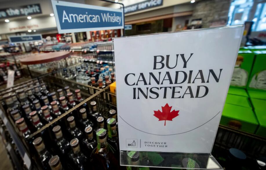 En Canadá surgieron aplicaciones de escaneo de códigos de barras para ayudar a los clientes a evitar los productos estadounidenses (Foto: AFP)