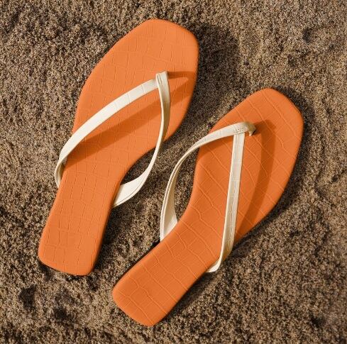 La experta advirtió sobre los riesgos de usar sandalias por mucho tiempo, ya que alteran la forma de caminar y pueden generar dolor en pies y articulaciones. (Foto referencial: Freepik)