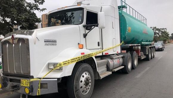 Una banda criminal secuestró a un conductor que trasladaba más de 10 mil galones de combustible. (Foto: TV Perú)