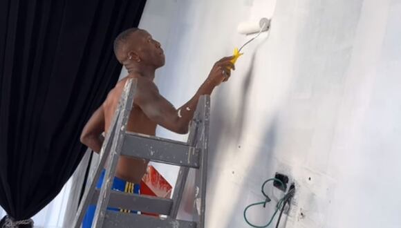 Luis Advíncula sorprende como pintor en su día libre: “Un día juego al fútbol, al otro pinto tu casa” | VIDEO