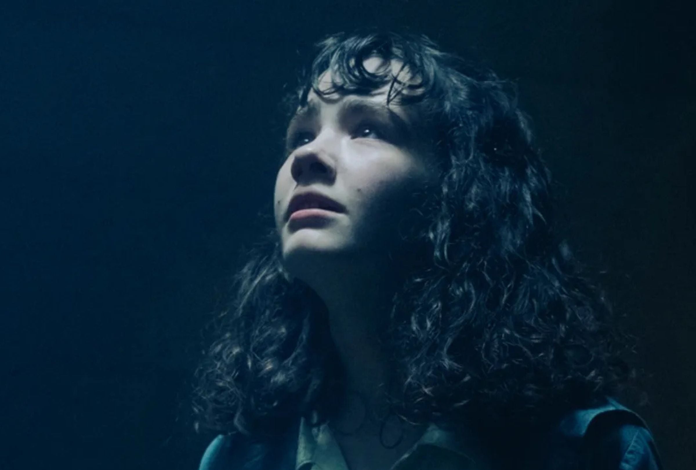 La joven actriz estadounidense Clara Stack como Lilly Bainbridge en una escena de la serie "IT: Bienvenidos a Derry" (Foto: Warner Bros. Television / HBO Max)