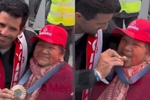Increíble gesto: Stefano Peschiera le puso la medalla de bronce a su nana en su llegada a Perú | VIDEO